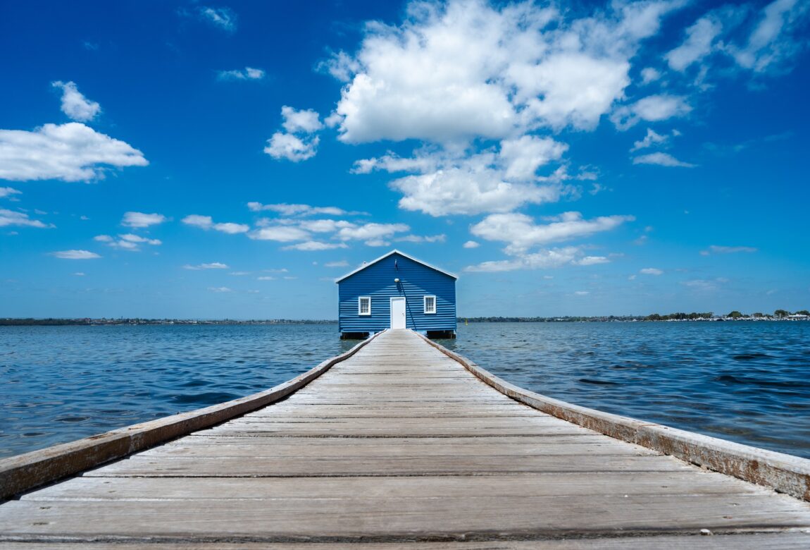 blue-boat-house-7774207_1920